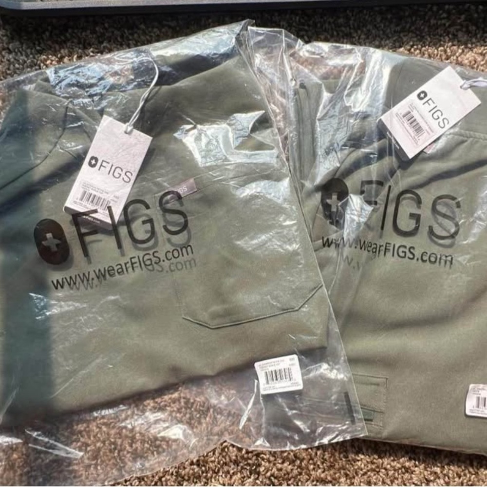 Figs Scrubs XXS petite Catarina top & Zamora joggers Moss green